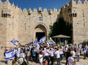 Pemukim Israel Masuk Masjid Al-Aqsa dan Mengibarkan Bendera