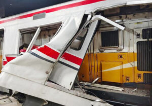 Kereta Commuter Line Bertabrakan dengan Kereta Jarak Jauh di Stasiun Bekasi Timur