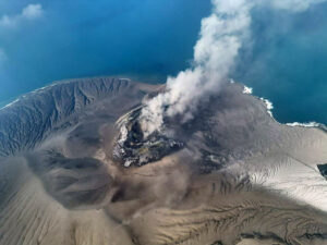 Lima Jurnalis dan Dua Awak Kapal Dilaporkan Hilang Saat Meliput Erupsi Gunung Anak Krakatau
